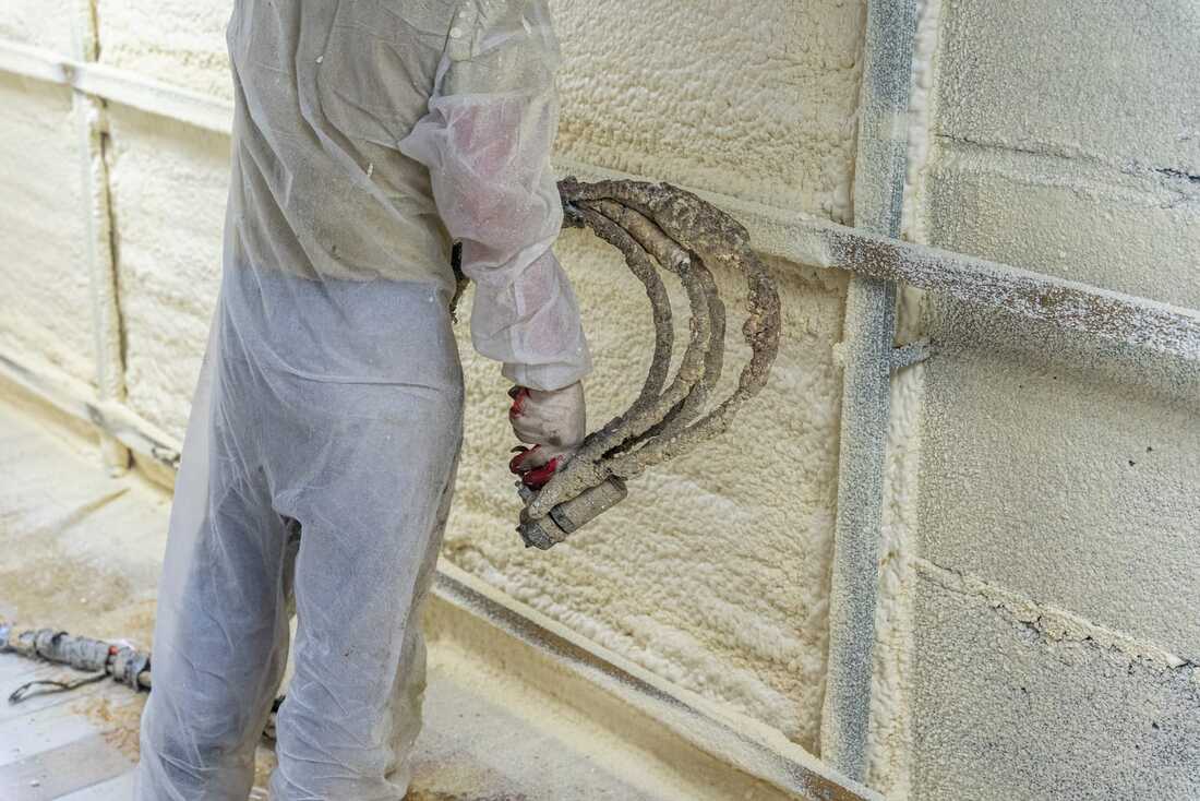 Home Page 10 spray fom insulation with team 1